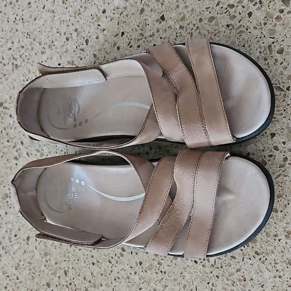 Women's size 9 Neutral Abeo tan sandals - Picture 6 of 10